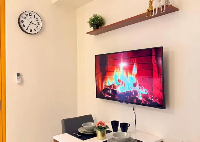 New! Cozy & Stylish 350mbps Near Uptown Mall Backhome1 Apartment Manila
