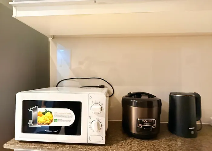 New! Cozy & Stylish 350mbps Near Uptown Mall Backhome1 Apartment *