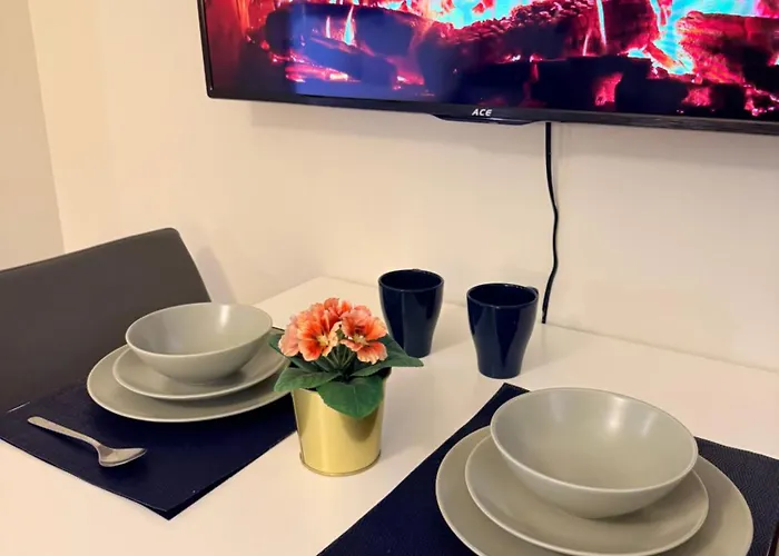 New! Cozy & Stylish 350mbps Near Uptown Mall Backhome1 Apartment *