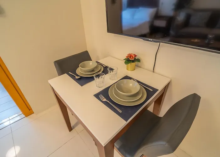 New! Cozy & Stylish 350mbps Near Uptown Mall Backhome1 Manila